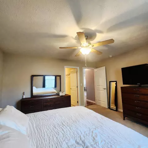 Bedroom - 1029 Eagle Point Dr, Berea, KY 40403 photo 2 of 3