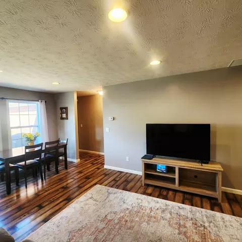 Living - 1029 Eagle Point Dr, Berea, KY 40403 photo 4 of 4