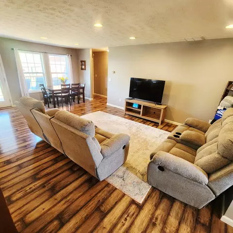 Living - 1029 Eagle Point Dr, Berea, KY 40403 photo 2 of 4