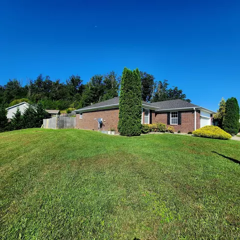 Exterior - 1029 Eagle Point Dr, Berea, KY 40403 photo 9 of 11