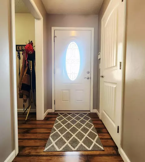 Entry Way - 1029 Eagle Point Dr, Berea, KY 40403 photo 1 of 3