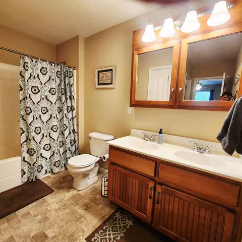 Bath - 1029 Eagle Point Dr, Berea, KY 40403 photo 2 of 3