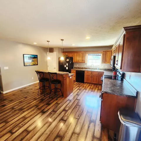 Kitchen - 1029 Eagle Point Dr, Berea, KY 40403 photo 5 of 6