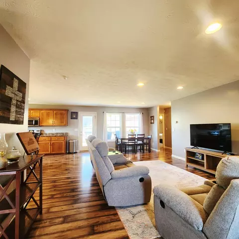 Living - 1029 Eagle Point Dr, Berea, KY 40403 photo 1 of 4
