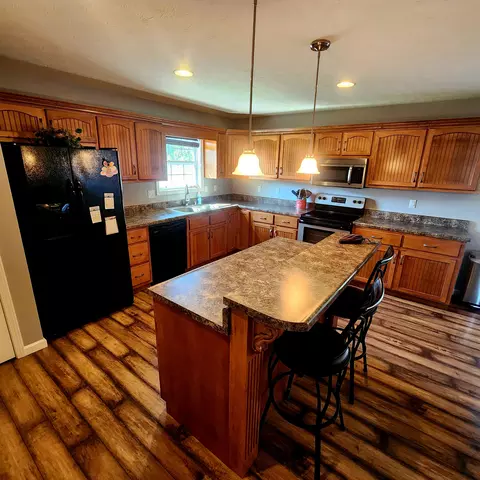 Kitchen - 1029 Eagle Point Dr, Berea, KY 40403 photo 2 of 6