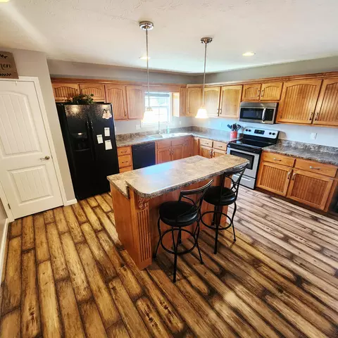 Kitchen - 1029 Eagle Point Dr, Berea, KY 40403 photo 4 of 6