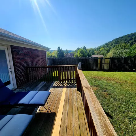 Exterior - 1029 Eagle Point Dr, Berea, KY 40403 photo 4 of 11