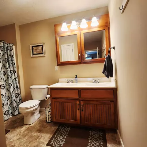 Bath - 1029 Eagle Point Dr, Berea, KY 40403 photo 1 of 3