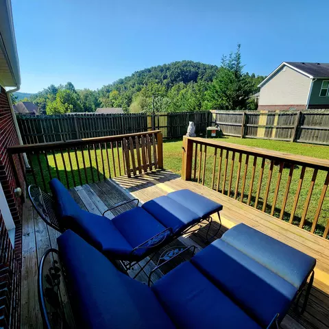 Exterior - 1029 Eagle Point Dr, Berea, KY 40403 photo 3 of 11