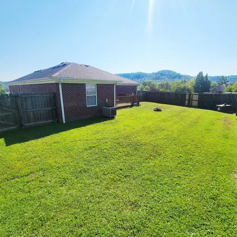 Exterior - 1029 Eagle Point Dr, Berea, KY 40403 photo 7 of 11