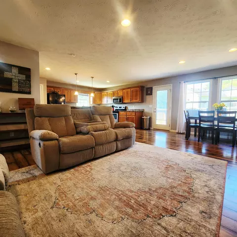 Living - 1029 Eagle Point Dr, Berea, KY 40403 photo 3 of 4