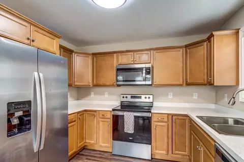 Kitchen - 549 Sapphire Dr, Berea, KY 40403 photo 2 of 4