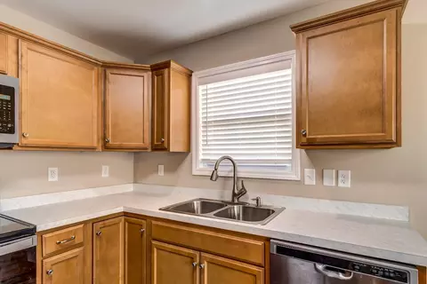 Kitchen - 549 Sapphire Dr, Berea, KY 40403 photo 4 of 4