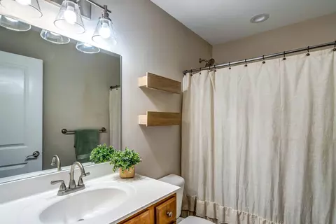 Bath - 549 Sapphire Dr, Berea, KY 40403 photo 2 of 2