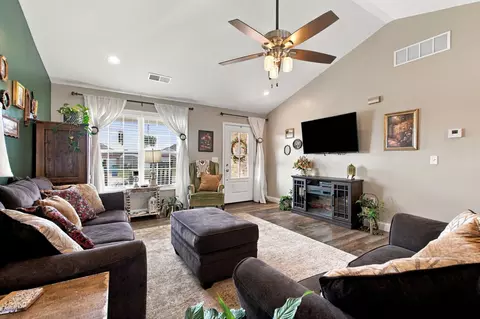 Living - 612 Boulder Ct, Berea, KY 40403 photo 2 of 2