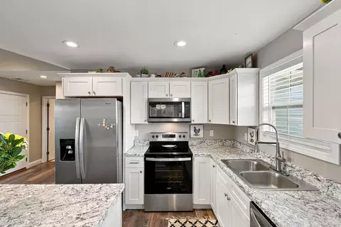 Kitchen - 612 Boulder Ct, Berea, KY 40403 photo 3 of 5