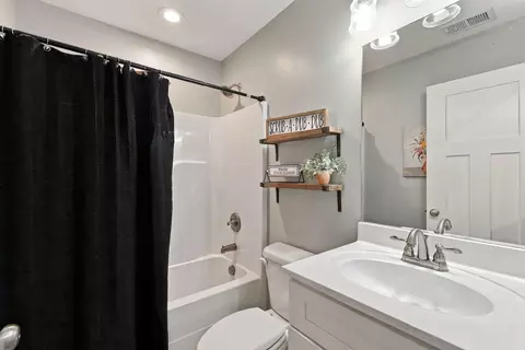 Bath - 612 Boulder Ct, Berea, KY 40403 photo 3 of 3
