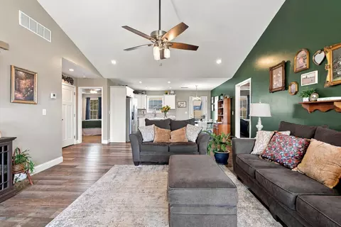 Entry Way - 612 Boulder Ct, Berea, KY 40403 photo 1 of 1