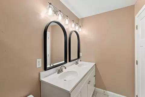 Bath - 612 Boulder Ct, Berea, KY 40403 photo 2 of 3