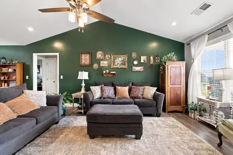 Living - 612 Boulder Ct, Berea, KY 40403 photo 1 of 2