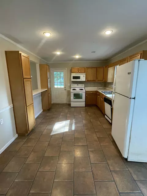 Kitchen - 173 Whispering Oaks Loop, Mayfield, KY 42066 photo 1 of 1