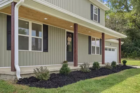 Exterior - 1017 Regency Rd, Danville, KY 40422 photo 7 of 12