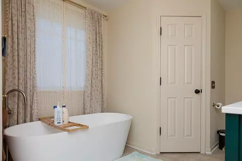 Bath - 748 Eureka Dr, Versailles, KY 40383 photo 1 of 3
