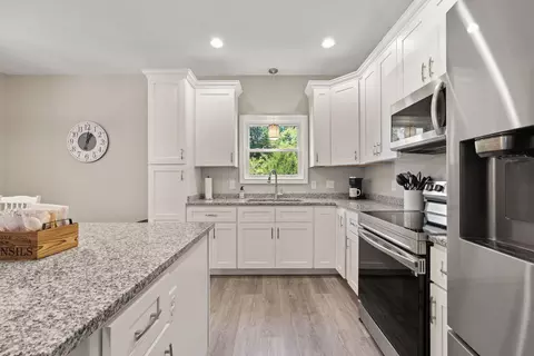 Kitchen - 64 Alexandra Dr, Nancy, KY 42544 photo 2 of 2
