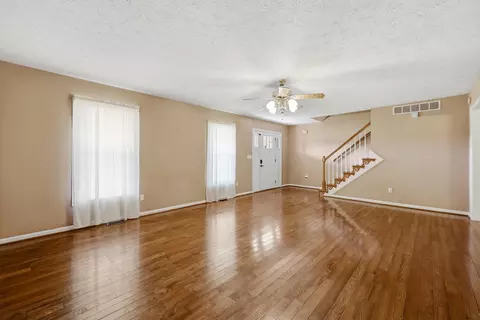 Living - 112 Hard Dr, Lancaster, KY 40444 photo 3 of 5