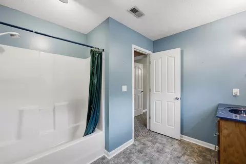 Bath - 112 Hard Dr, Lancaster, KY 40444 photo 4 of 5