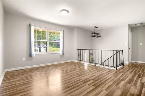 Living - 305 Maple St, Corbin, KY 40701 photo 2 of 4