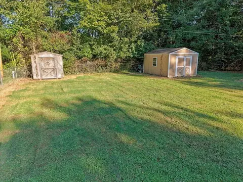 Exterior - 202 Oakcrest Dr, Murray, KY 42071 photo 5 of 12
