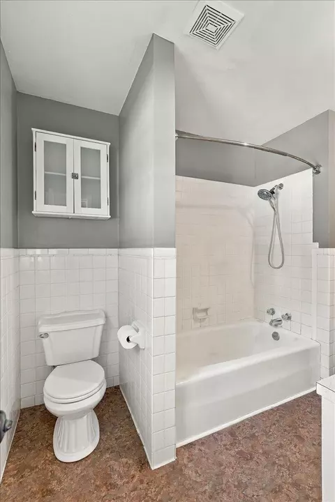 Bath - 202 Oakcrest Dr, Murray, KY 42071 photo 3 of 5