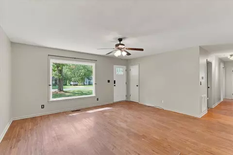 Living - 202 Oakcrest Dr, Murray, KY 42071 photo 3 of 3