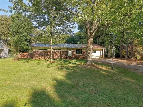 Exterior - 202 Oakcrest Dr, Murray, KY 42071 photo 9 of 12