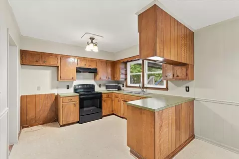 Kitchen - 202 Oakcrest Dr, Murray, KY 42071 photo 2 of 3