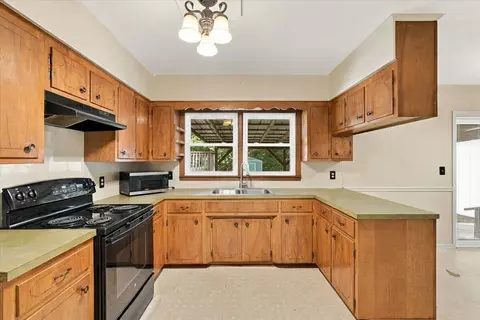 Kitchen - 202 Oakcrest Dr, Murray, KY 42071 photo 3 of 3