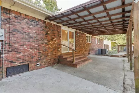 Exterior - 202 Oakcrest Dr, Murray, KY 42071 photo 3 of 12