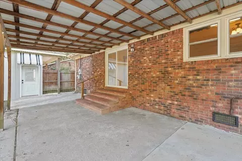 Exterior - 202 Oakcrest Dr, Murray, KY 42071 photo 2 of 12