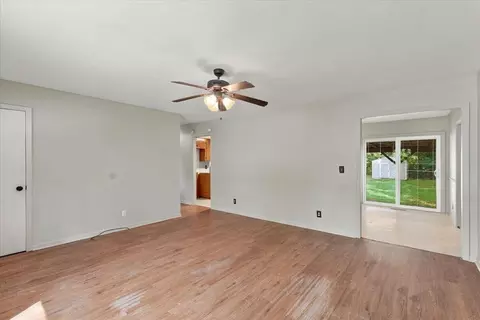 Living - 202 Oakcrest Dr, Murray, KY 42071 photo 2 of 3
