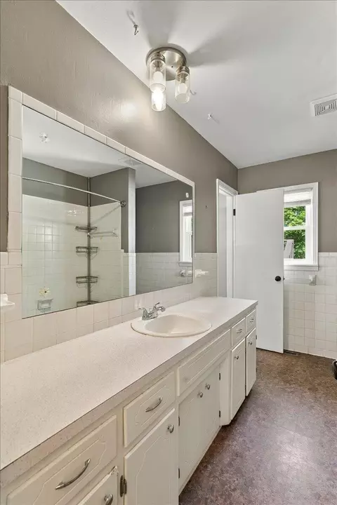 Bath - 202 Oakcrest Dr, Murray, KY 42071 photo 5 of 5