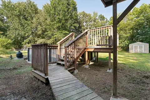 Exterior - 202 Oakcrest Dr, Murray, KY 42071 photo 4 of 12