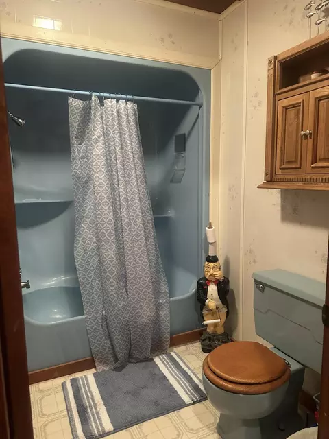 Bath - 300 Boulder Dr, London, KY 40741 photo 1 of 2