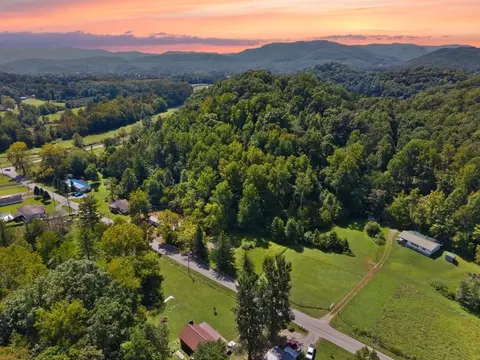 View/Area - 141 Lick Fork Rd, Middlesboro, KY 40965 photo 1 of 3