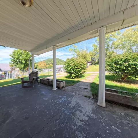 Exterior - 628 Cantrill St, Irvine, KY 40336 photo 2 of 4