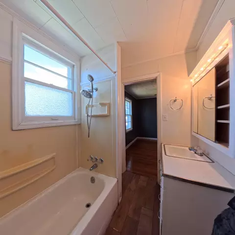 Bath - 628 Cantrill St, Irvine, KY 40336 photo 1 of 2