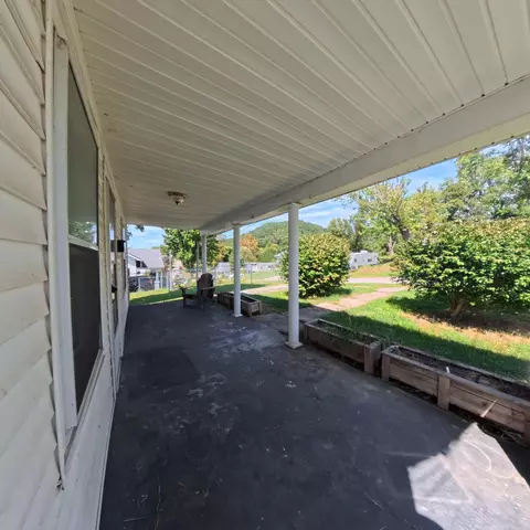 Exterior - 628 Cantrill St, Irvine, KY 40336 photo 1 of 4