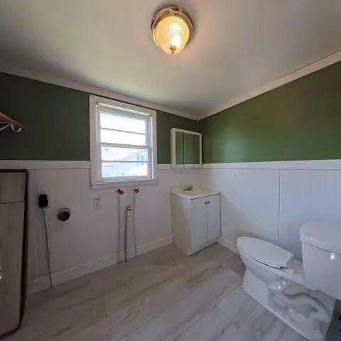 Bath - 628 Cantrill St, Irvine, KY 40336 photo 2 of 2