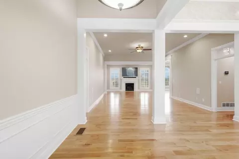 Living - 913 Cabernet Dr, Berea, KY 40403 photo 2 of 7