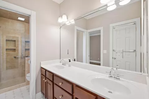 Bath - 913 Cabernet Dr, Berea, KY 40403 photo 1 of 7